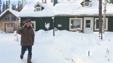 René Dugas vit seul en forêt au nord de Baie-Comeau depuis 20 ans. René Dugas vit seul en forêt au nord de Baie-Comeau depuis 20 ans.