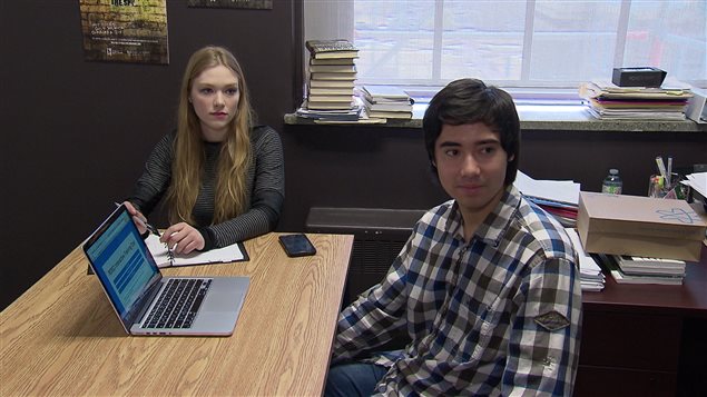 Deux étudiants travaillent avec un ordinateur Deux étudiants travaillent avec un ordinateur