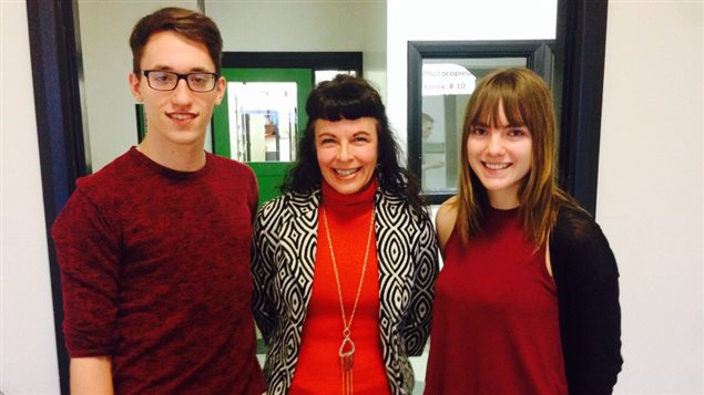 David Zuchoski, l'enseignante Valérie Caron et Alex Laroche. David Zuchoski, l'enseignante Valérie Caron et Alex Laroche.