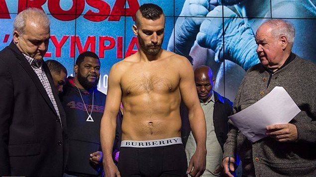 David Lemieux constate les dégats sur le pèse-personne David Lemieux constate les dégats sur le pèse-personne