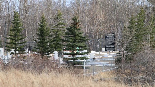 Le cimetière musulman, à près d'un kilomètre à l'est de Cochrane, où a eu lieu la fusillade. Le cimetière musulman, à près d'un kilomètre à l'est de Cochrane, où a eu lieu la fusillade.