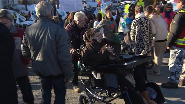 Des dizaines de personnes manifestent contre la fermeture imminente du Pavillon Sainte-Marie à Saint-Jérôme. Des dizaines de personnes manifestent contre la fermeture imminente du Pavillon Sainte-Marie à Saint-Jérôme.