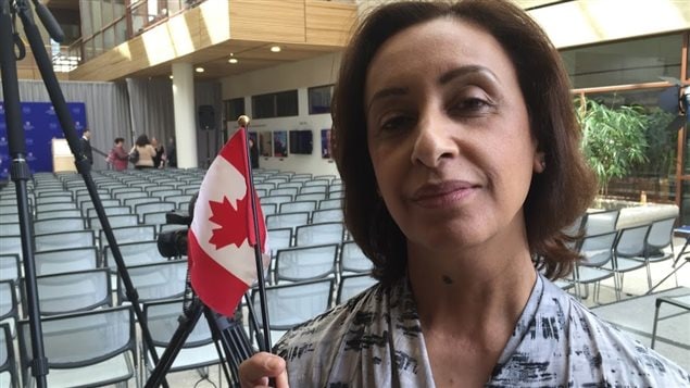 L'Américaine Wahiba Farid est venue agiter son drapeau canadien devant Justin Trudeau. L'Américaine Wahiba Farid est venue agiter son drapeau canadien devant Justin Trudeau.