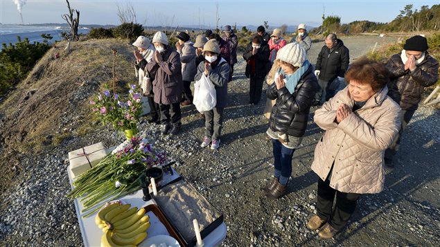 Des gens prient en mémoire des victimes de Fukushima, le 11 mars 2016, à Minamisoma. Des gens prient en mémoire des victimes de Fukushima, le 11 mars 2016, à Minamisoma.
