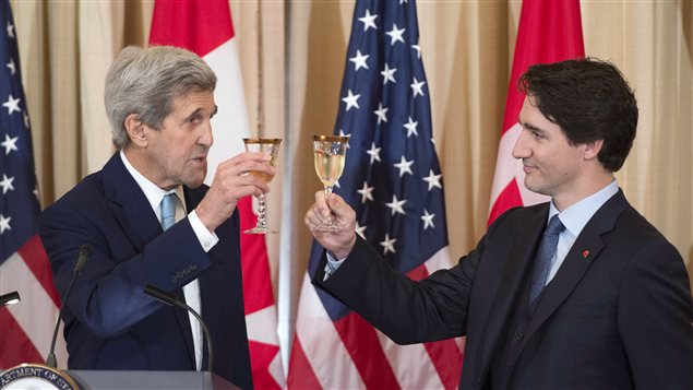 Le premier ministre du Canada Justin Trudeau en compagnie du secrétaire d'État américain, John Kerry. Le premier ministre du Canada Justin Trudeau en compagnie du secrétaire d'État américain, John Kerry.