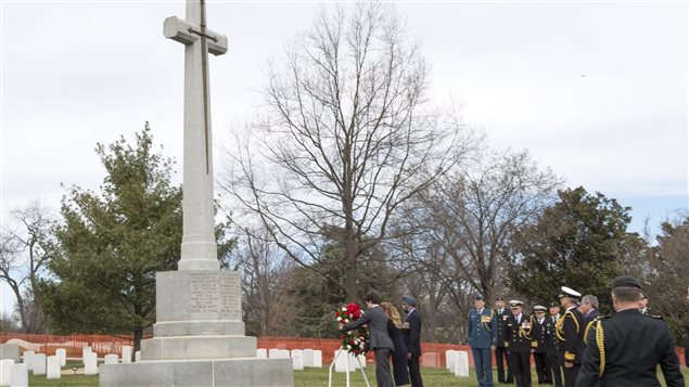 Justin Trudeau dépose une couronne de fleurs sur une grande croix qui honore la mémoire des Canadiens au cimetière national d'Arlington. Justin Trudeau dépose une couronne de fleurs sur une grande croix qui honore la mémoire des Canadiens au cimetière national d'Arlington.