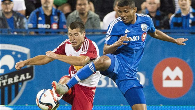 Karl Ouimette et Johan Venegas luttent pour le ballon. Karl Ouimette et Johan Venegas luttent pour le ballon.