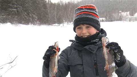 Joey a pêché deux truites au lac des Rapides dans le cadre du Festival des hivernants. Joey a pêché deux truites au lac des Rapides dans le cadre du Festival des hivernants.