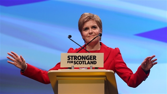 La Première ministre d'Écosse, Nicola Sturgeon, veut tenter à nouveau de convaincre les Écossais de réclamer leur indépendance, tel qu'annoncé lors du congrès du Parti national écossais. La Première ministre d'Écosse, Nicola Sturgeon, veut tenter à nouveau de convaincre les Écossais de réclamer leur indépendance, tel qu'annoncé lors du congrès du Parti national écossais.