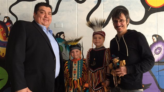 Le Chef David Kistabish, ses enfants et le réalisateur Philippe Falardeau. Le Chef David Kistabish, ses enfants et le réalisateur Philippe Falardeau.