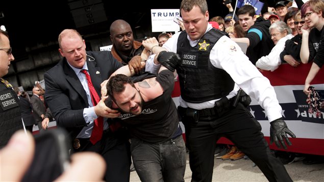Un manifestant arrêté lors d'un discours de Donald Trump en Ohio Un manifestant arrêté lors d'un discours de Donald Trump en Ohio