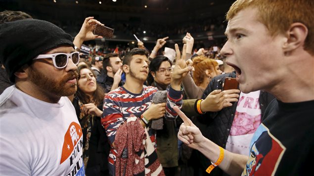 Un partisan de Donald Trump (à droite) crie contre un opposant au candidat à l'investiture républicaine. Un partisan de Donald Trump (à droite) crie contre un opposant au candidat à l'investiture républicaine.