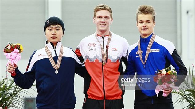 Benjamin Donnely (au centre) est couronné champion mondial junior de patinage de vitesse Benjamin Donnely (au centre) est couronné champion mondial junior de patinage de vitesse
