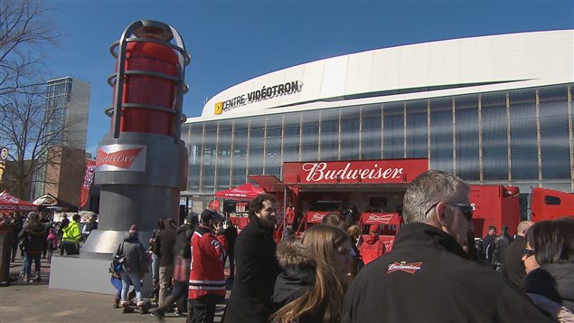 Les amateurs de hockey réunis devant le Centre Vidéotron ont pu voir la Lumière de but du Canada Budweiser. Les amateurs de hockey réunis devant le Centre Vidéotron ont pu voir la Lumière de but du Canada Budweiser.