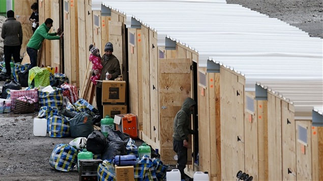 Le nouveau camp, conçu à l’origine pour 2500 personnes, sera constitué de 375 abris en bois chauffés, pouvant contenir chacun quatre personnes, rapporte Médecins sans frontières. Le nouveau camp, conçu à l’origine pour 2500 personnes, sera constitué de 375 abris en bois chauffés, pouvant contenir chacun quatre personnes, rapporte Médecins sans frontières.