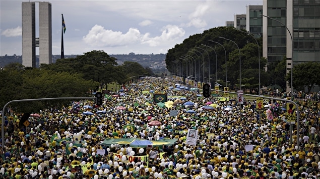 La police a estimé à 50 000 le nombre de manifestants réunis devant le Congrès national à Brasilia, capitale du Brésil, le 13 mars 2016. La police a estimé à 50 000 le nombre de manifestants réunis devant le Congrès national à Brasilia, capitale du Brésil, le 13 mars 2016.