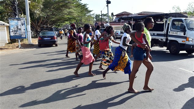 Des personnes évacuent la plage de Grand-Bassam, à la suite d'une fusillade dans une station balnéaire en Côte d'Ivoire. Des personnes évacuent la plage de Grand-Bassam, à la suite d'une fusillade dans une station balnéaire en Côte d'Ivoire.
