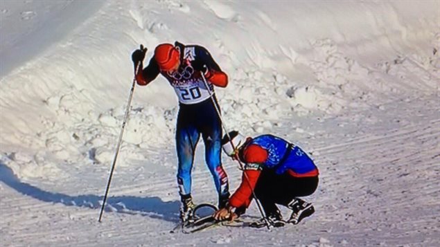 Justin Wadsworth donnant un ski au Russe Anton Gafarov à Sotchi Justin Wadsworth donnant un ski au Russe Anton Gafarov à Sotchi