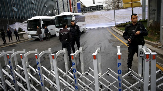 Des experts de la police scientifique turque colligent toujours des indices, lundi, à la place Kizilay, site de l'attentat de dimanche. Des draps blancs protègent les lieux du regard des curieux. Des experts de la police scientifique turque colligent toujours des indices, lundi, à la place Kizilay, site de l'attentat de dimanche. Des draps blancs protègent les lieux du regard des curieux.