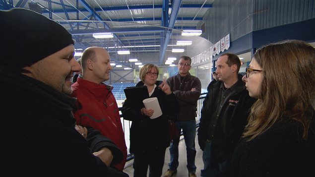 Notre journaliste Clara Baillot avec des parents opposés à la suspension d'une entraîneur de hockey. Notre journaliste Clara Baillot avec des parents opposés à la suspension d'une entraîneur de hockey.