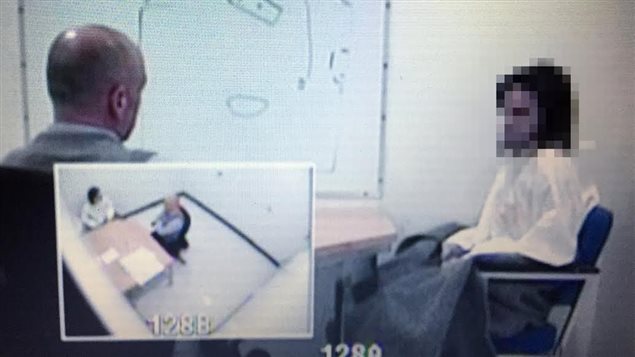 Photo prise lors de l'interrogatoire de l'un des deux accusés (à droite) du triple meurtre survenu en février 2014 à Trois-Rivières. Photo prise lors de l'interrogatoire de l'un des deux accusés (à droite) du triple meurtre survenu en février 2014 à Trois-Rivières.