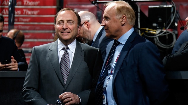 Gary Bettman (gauche) et Colin Campbell (droite) Gary Bettman (gauche) et Colin Campbell (droite)