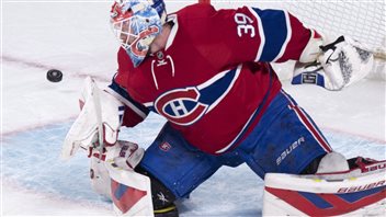 Mike Condon fait un arrêt. Mike Condon fait un arrêt.