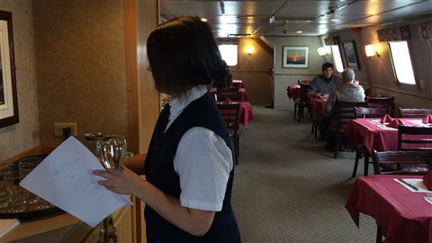 Serveuse et passagers dans la salle à manger Serveuse et passagers dans la salle à manger