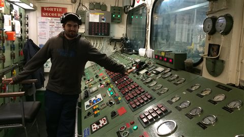 Technicien devant la salle des machines du CTMA Voyageur Technicien devant la salle des machines du CTMA Voyageur