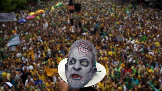 Un manifestant porte un masque représentant l'ancien président brésilien Lula lors d'une manifestation au Brésil, le 13 mars 2016, afin de réclamer le départ de la présidente, Dilma Rousseff. Un manifestant porte un masque représentant l'ancien président brésilien Lula lors d'une manifestation au Brésil, le 13 mars 2016, afin de réclamer le départ de la présidente, Dilma Rousseff.