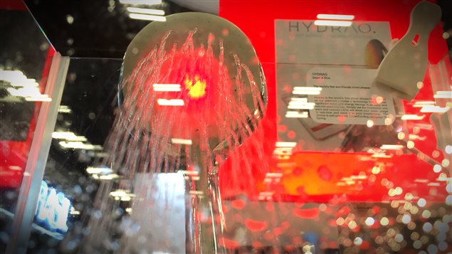 Une pomme de douche intelligente. Une pomme de douche intelligente.
