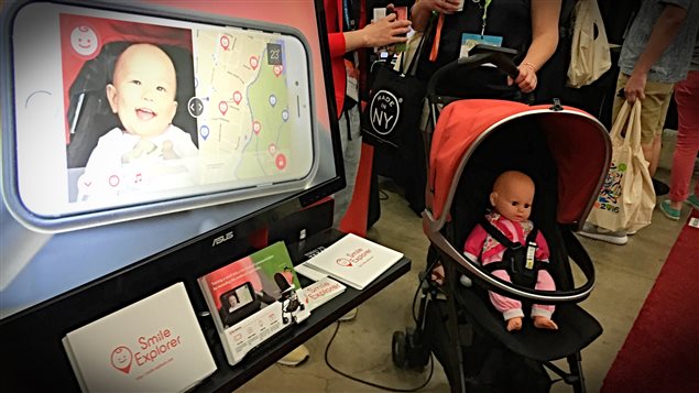 Le Smile Explorer capte automatiquement les sourires des bébés. Le Smile Explorer capte automatiquement les sourires des bébés.