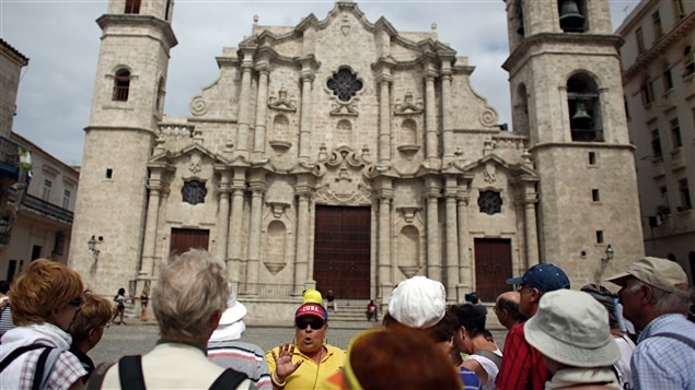 Un guide touristique et un regroupement de voyageurs sur la Plaza de la Catedral, à La Havane. Un guide touristique et un regroupement de voyageurs sur la Plaza de la Catedral, à La Havane.