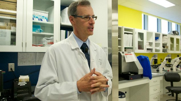 Le directeur du Centre de thérapie cellulaire de l'hôpital Maisonneuve-Rosemont, le Dr Denis Claude Roy Le directeur du Centre de thérapie cellulaire de l'hôpital Maisonneuve-Rosemont, le Dr Denis Claude Roy