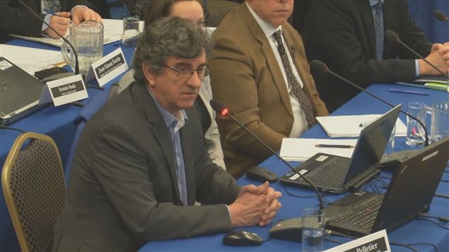 Émilien Pelletier lors de sa présentation devant le Bureau d'audiences publiques sur l'environnement (BAPE) Émilien Pelletier lors de sa présentation devant le Bureau d'audiences publiques sur l'environnement (BAPE)