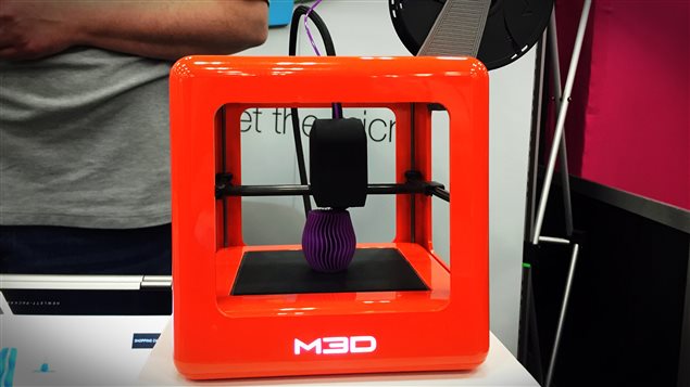 Une micro imprimante 3D. Une micro imprimante 3D.