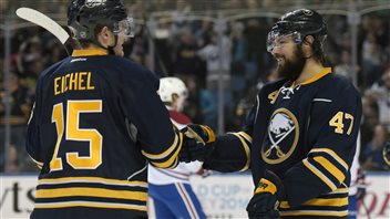Jack Eichel félicite Zach Bogosian après son but en première période. Jack Eichel félicite Zach Bogosian après son but en première période.