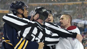 Tomas Plekanec et Evander Kane, entre autres, en sont venus aux coups. Tomas Plekanec et Evander Kane, entre autres, en sont venus aux coups.