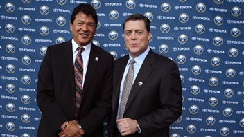 Pat LaFontaine (à droite) en compagnie de l'entraineur Ted Nolan Pat LaFontaine (à droite) en compagnie de l'entraineur Ted Nolan
