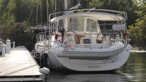 Bateau à la marina Bateau à la marina