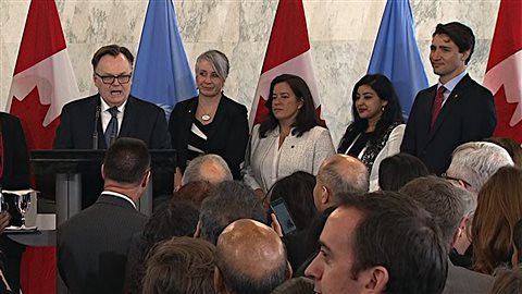 Marc-André Blanchard, futur ambassadeur du Canada à l'ONU, présente le premier ministre Trudeau lors d'une conférence de presse. Marc-André Blanchard, futur ambassadeur du Canada à l'ONU, présente le premier ministre Trudeau lors d'une conférence de presse.
