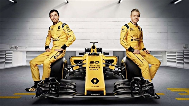 La Renault RS16 et les pilotes Jolyon Palmer (à gauche) et Kevin Magnussen La Renault RS16 et les pilotes Jolyon Palmer (à gauche) et Kevin Magnussen