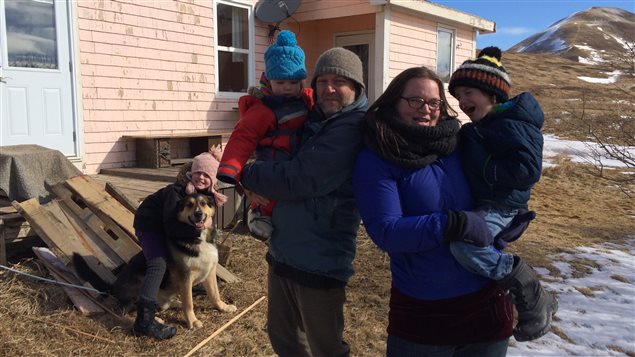 Arthur Gaudet, Véronique St-Onge et leurs enfants devant leur maison de l'île d'Entrée Arthur Gaudet, Véronique St-Onge et leurs enfants devant leur maison de l'île d'Entrée