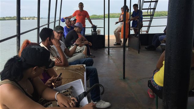 Traversier entre Caimanera et Boqueron, les deux villes frontalières cubaines avec la base militaire de Guantanamo. Traversier entre Caimanera et Boqueron, les deux villes frontalières cubaines avec la base militaire de Guantanamo.