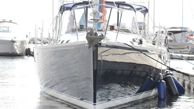 Bateau à la marina Bateau à la marina