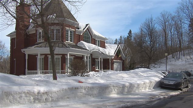 Une perqusition a eu lieu dans cette résidence de l'impasse Marie-Guyart à Québec. Une perqusition a eu lieu dans cette résidence de l'impasse Marie-Guyart à Québec.