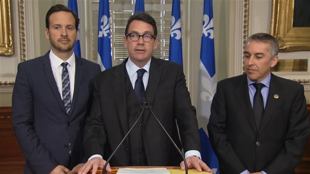 Le chef péquiste Pierre Karl Péladeau a présenté les demandes budgétaires du PQ en compagnie des députés Alexandre Cloutier (à gauche) et Nicolas Marceau (à droite). Le chef péquiste Pierre Karl Péladeau a présenté les demandes budgétaires du PQ en compagnie des députés Alexandre Cloutier (à gauche) et Nicolas Marceau (à droite).