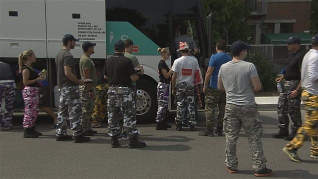 Les policiers portent des pantalons de camouflage pour protester contre les changements à leur régime de retraite. Les policiers portent des pantalons de camouflage pour protester contre les changements à leur régime de retraite.