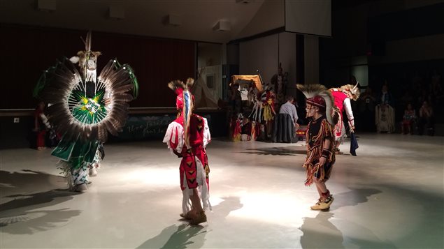 Danses traditionnelles autochtones interprétées par des membres de la communauté de Pikogan dans le cadre de la Semaine aminochtone organisée à la Polyvalente La Forêt d'Amos Danses traditionnelles autochtones interprétées par des membres de la communauté de Pikogan dans le cadre de la Semaine aminochtone organisée à la Polyvalente La Forêt d'Amos