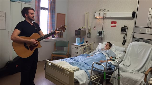 L'infirmier-chanteur de l'hôpital QE II d'Halifax, Brody McGee L'infirmier-chanteur de l'hôpital QE II d'Halifax, Brody McGee